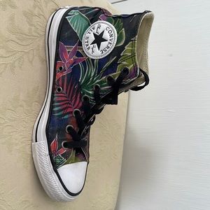 Womens converse sneakers size 7